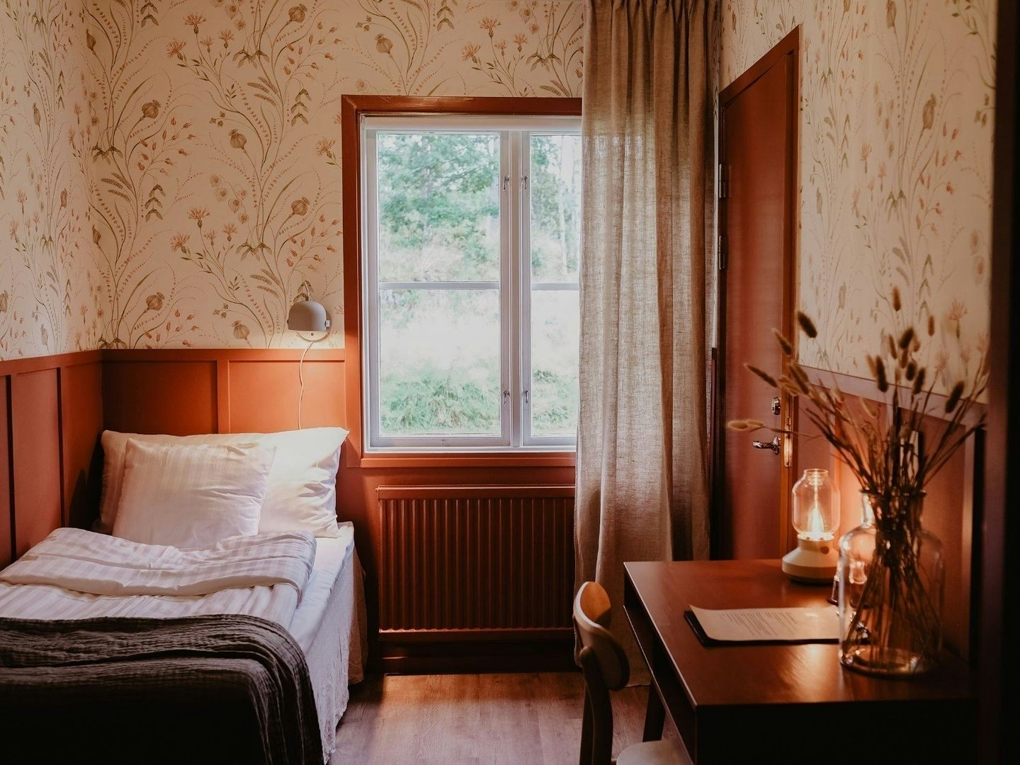 Hotel room at STF Stiftsgården Tallnäs.