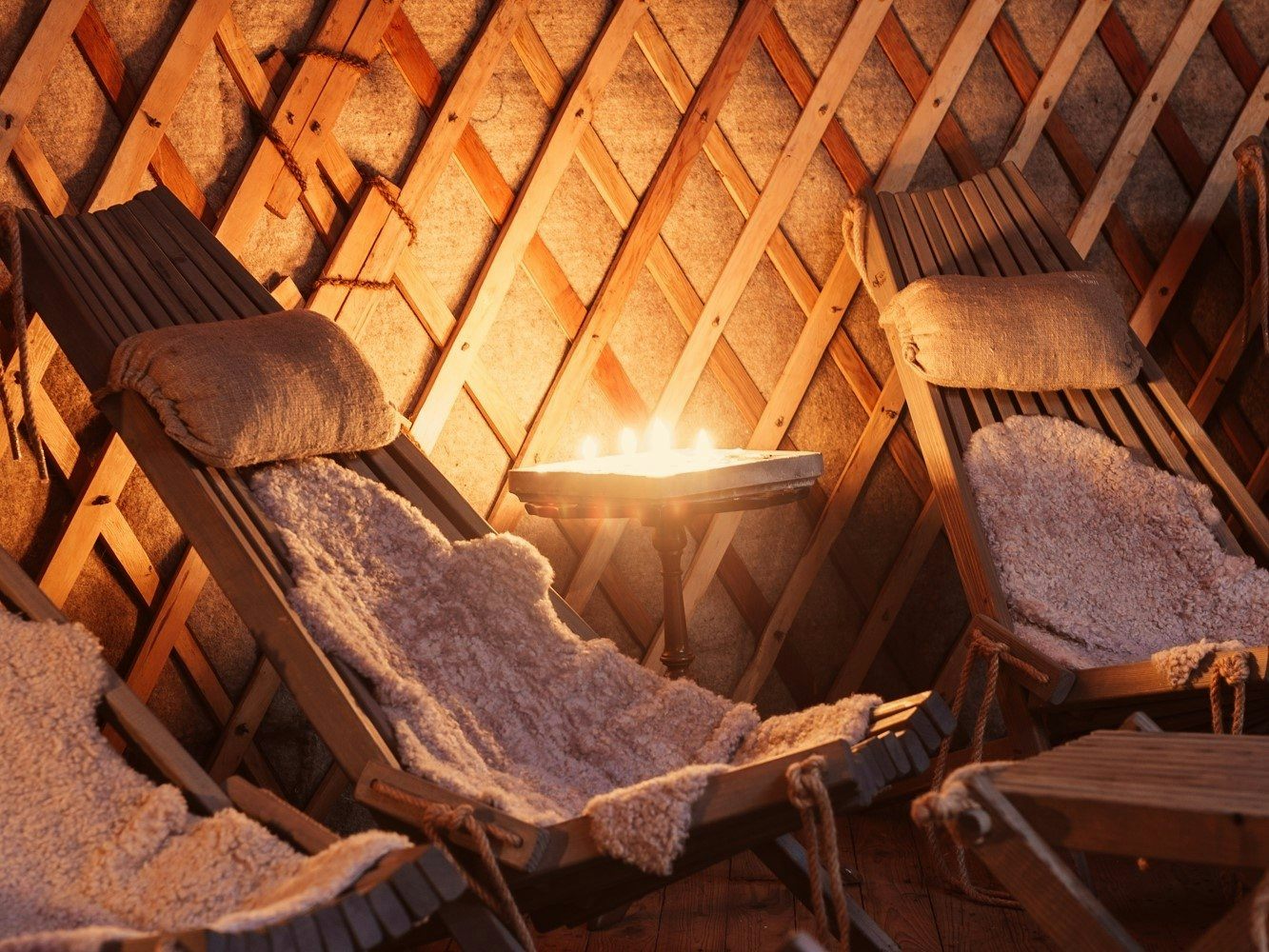 En vit och blå jurta står mitt i en grönskande skog.