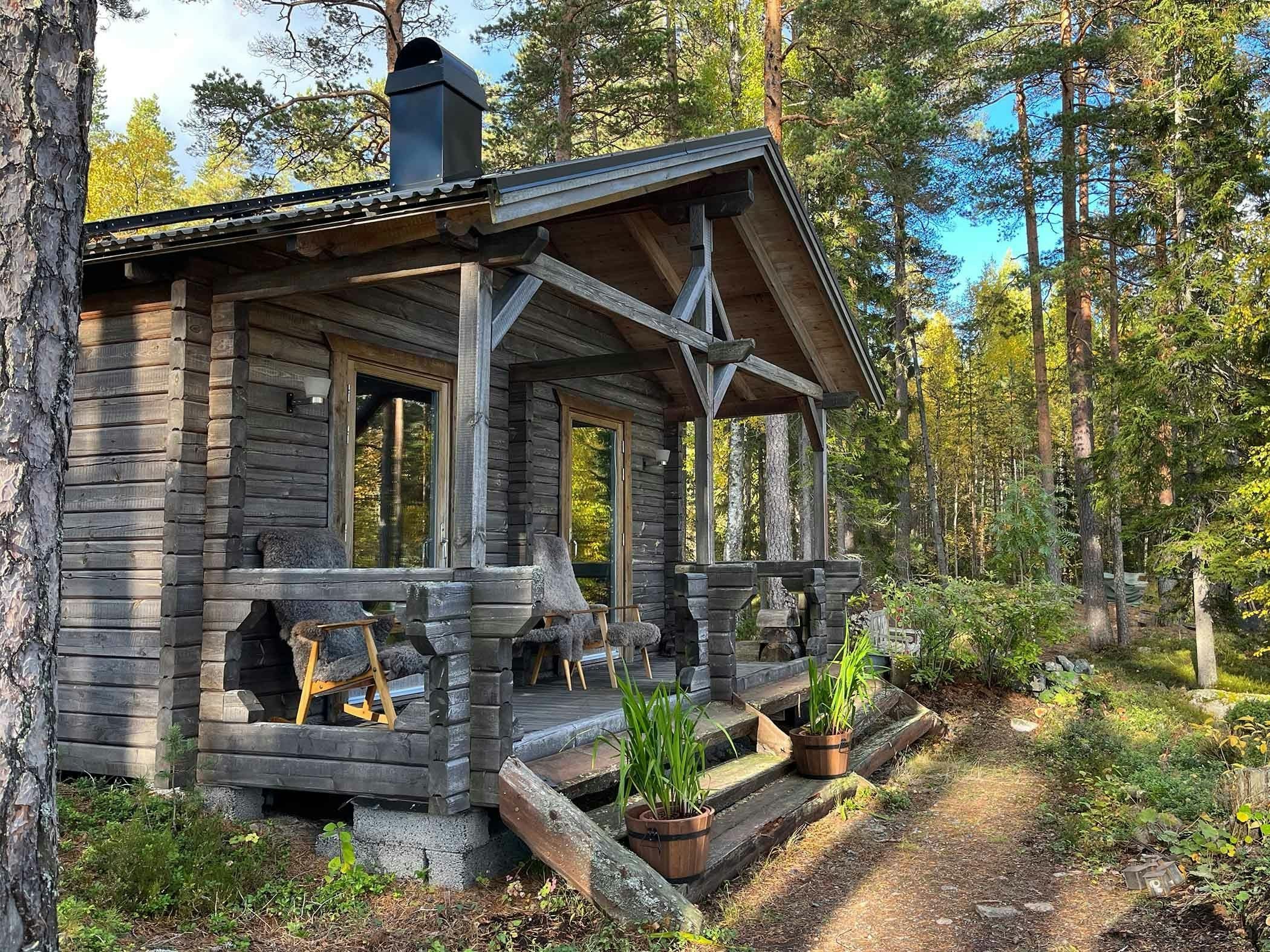 Forest-like tranquility in a log cabin – a place to just be, amidst the tranquility of nature.