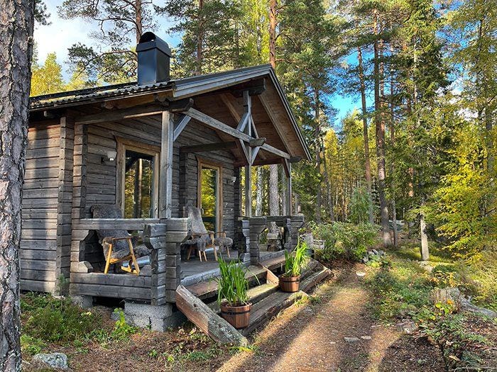 Skogsnära stillhet i timrad stuga – en plats att bara vara, mitt i naturens lugn.